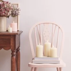 TruGlow® LED Kerzen Trio -Geschäft Für Dekorative Beleuchtung CA18013 lot de 3 bougies piliers flamme realiste a led truglow sur une chaise