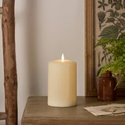 TruGlow® LED Stumpenkerze Breit 15cm Mit Fernbedienung -Geschäft Für Dekorative Beleuchtung CA19020 TruGlow LED Stumpenkerze breit 15cm Holztisch