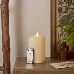TruGlow® LED Stumpenkerze Breit 15cm Mit Fernbedienung -Geschäft Für Dekorative Beleuchtung CA19020 TruGlow LED Stumpenkerze breit 15cm Holztisch mit Fernbedienung