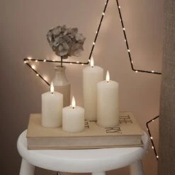 4er Set TruGlow® LED Echtwachskerzen Elfenbeinfarben Schmal -Geschäft Für Dekorative Beleuchtung CA20024 set of 4 ivory truglow slim pillar candles
