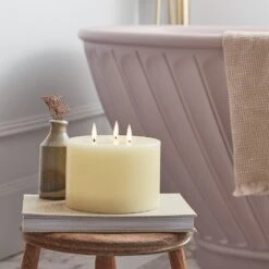 TruGlow® Dreidochtige LED Kerze Elfenbeinfarben 22 TruGlow® Dreidochtige LED Kerze Elfenbeinfarben -Geschäft Für Dekorative Beleuchtung CA21008 truglow ivory led 3 wick candle stool