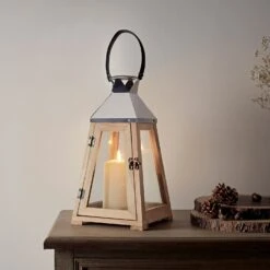 Trapez Holzlaterne Mit TruGlow® Kerze 6 Trapez Holzlaterne Mit TruGlow® Kerze -Geschäft Für Dekorative Beleuchtung D LA19010 Wooden Trapeze Lantern With TruGlow Candle Table P2