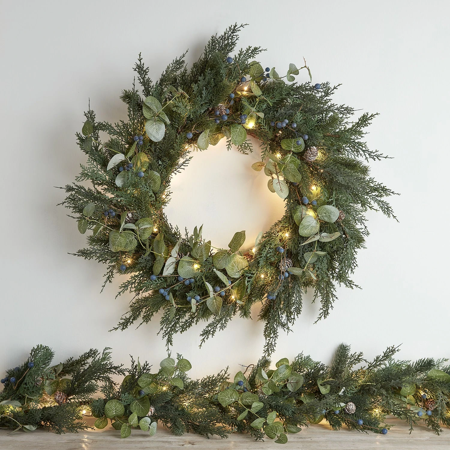 66cm Weihnachtskranz Und 2m Weihnachtsgirlande Mit Beeren Und Tannenzapfen Mit Beleuchtung 3 66cm Weihnachtskranz Und 2m Weihnachtsgirlande Mit Beeren Und Tannenzapfen Mit Beleuchtung