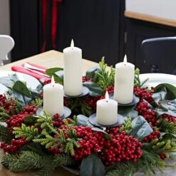 50cm Adventskranz Mit Roten Beeren Inkl. Kerzenhalter Und 4er Set TruGlow® LED Kerzen