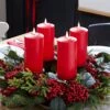 50cm Adventskranz Mit Roten Beeren Inkl. Kerzenhalter Und 4er Set TruGlow® Rote LED Kerzen 15cm -Geschäft Für Dekorative Beleuchtung D2 WR2008CA Weihnachts Kranz Kerzen Halter Rot Beeren Advent LED Truglow Innen Set