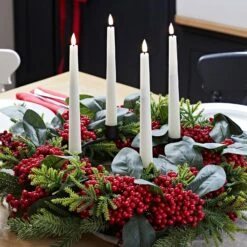 50cm Adventskranz Mit Roten Beeren Inkl. Kerzenhalter Und 4er Set TruGlow® LED Stabkerzen Mit Fernbedienung