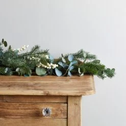 2m Weihnachtsgirlande Eukalyptus Und Weiße Beeren -Geschäft Für Dekorative Beleuchtung GA2004 1 Eukalyptus Weiss Beeren Girlande Weihnachts Holz Deko Innen Unbeleuchtet Tanne Kommode Holz Advent Schmuck