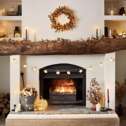 6er Set TruGlow® LED Stabkerzen Herbst Mit Fernbedienung -Geschäft Für Dekorative Beleuchtung Herbstdeko Halloween Kurbis Kaminsims mit Herbstkranz und Kerzen