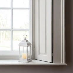 Weiße Trentham LED Laterne 11 Weiße Trentham LED Laterne -Geschäft Für Dekorative Beleuchtung LA18003 Traditional White Indoor Lantern Window P2