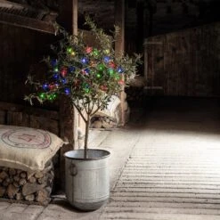 200er LED Batterie Außenlichterkette Bunt Grünes Kabel -Geschäft Für Dekorative Beleuchtung LL200M 200 Multi Coloured Outdoor Battery Lights Olive Tree Barn P3