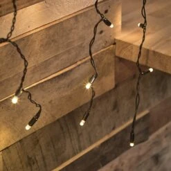 Core Connect2m X 2m 192er LED Lichtervorhang Warmweiß Koppelbar Schwarzes Kabel -Geschäft Für Dekorative Beleuchtung ML192YWB Black cable LED curtain light Wall Close up P4