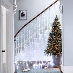 Core Connect 2m X 3m 288er LED Lichtervorhang Weiß Koppelbar Transparentes Kabel -Geschäft Für Dekorative Beleuchtung ML288WC Cool White Curtain Light Staircase With Christmas Tree P4