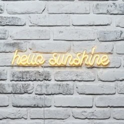 Neon Schriftzug Hello Sunshine 9 Neon Schriftzug Hello Sunshine -Geschäft Für Dekorative Beleuchtung PL20005 hello sunshine neonschild text innen gelb ziegelwand hell p3