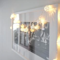 16er LED Lichterkette Marokkanische Kugeln Silber 24V -Geschäft Für Dekorative Beleuchtung SLF 14072 EURO Maroq Silver Moroccan Fairy Lights Draped Over Photo Frame P4