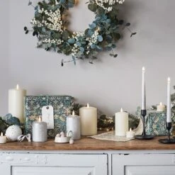 40cm Weihnachtskranz Eukalyptus Und Weiße Beeren -Geschäft Für Dekorative Beleuchtung WEIHNACHTEN Kommode Shabby Chic Holz Weiss Silber LED Truglow Stab Stumpen Kerzen Weiss Geschenke Weihnachts Baum Kugel Kranz Beleuchtung Deko Teelicht