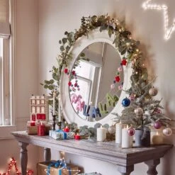 1,5m Weihnachtsgirlande Mit Blauen Beeren -Geschäft Für Dekorative Beleuchtung Weihnachtsdeko Sideboard Spiegel Tisch Weihnachtsgirlande LED Kerzen Adventskalender Geschenke LED Sterne Mini Weihnachtsbaum